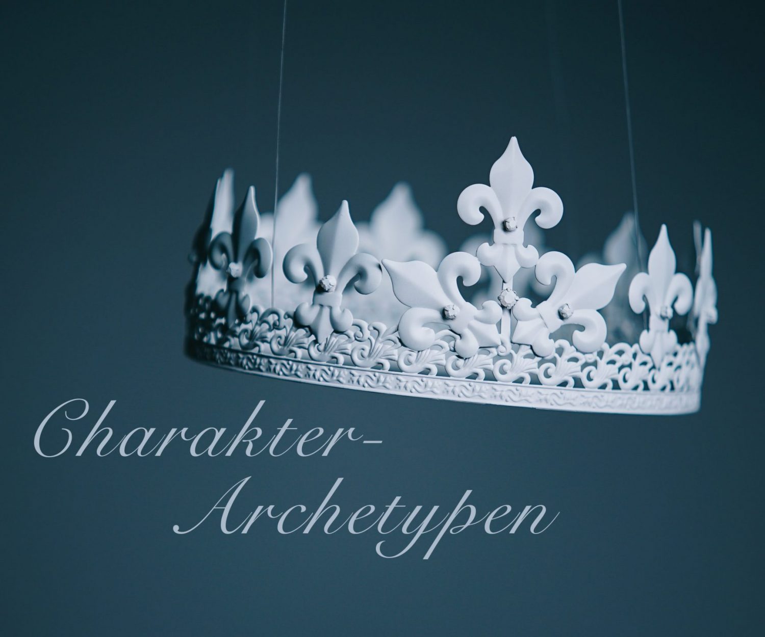 Krone mit Schriftzug Charakter-Archetypen.